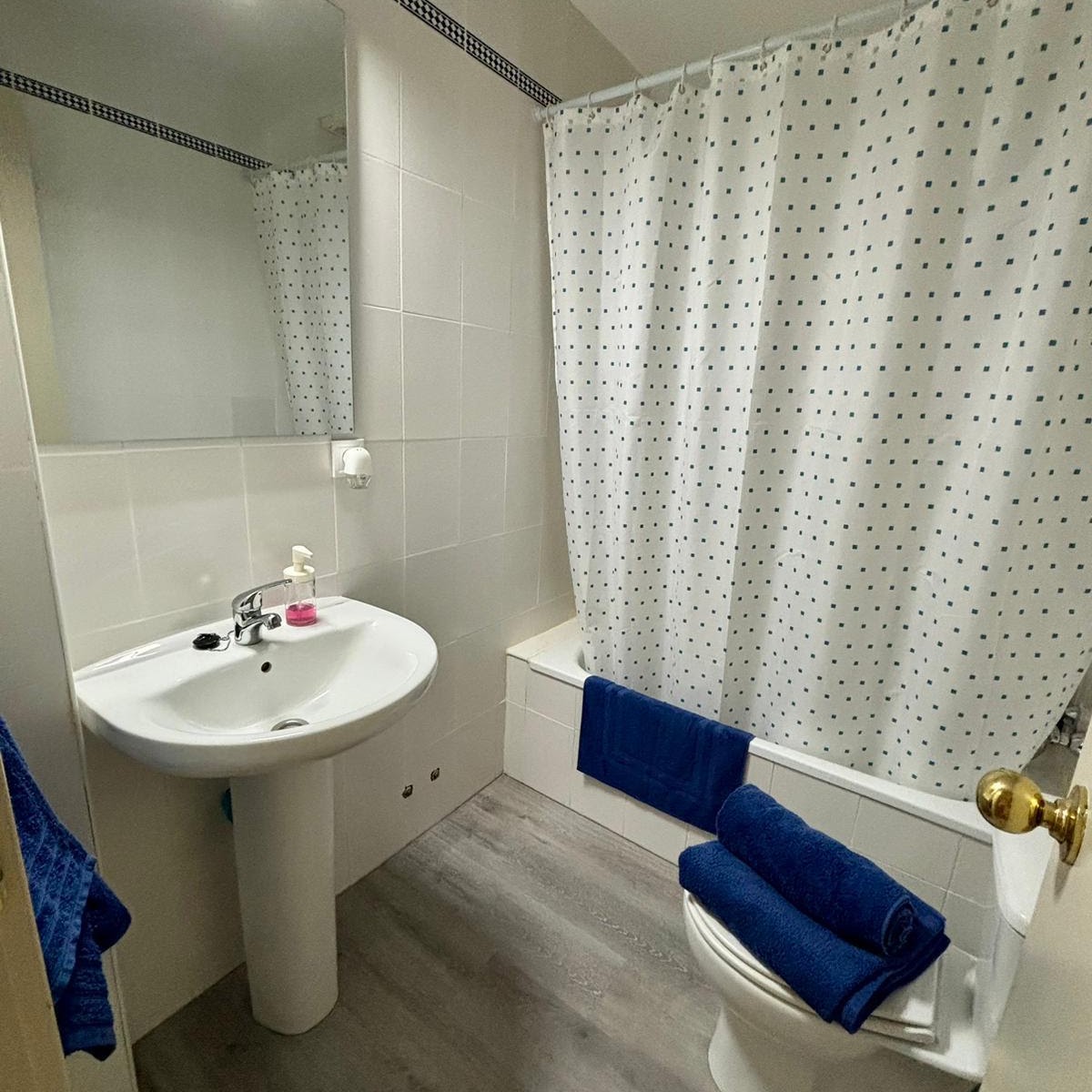 Baño completo con bañera